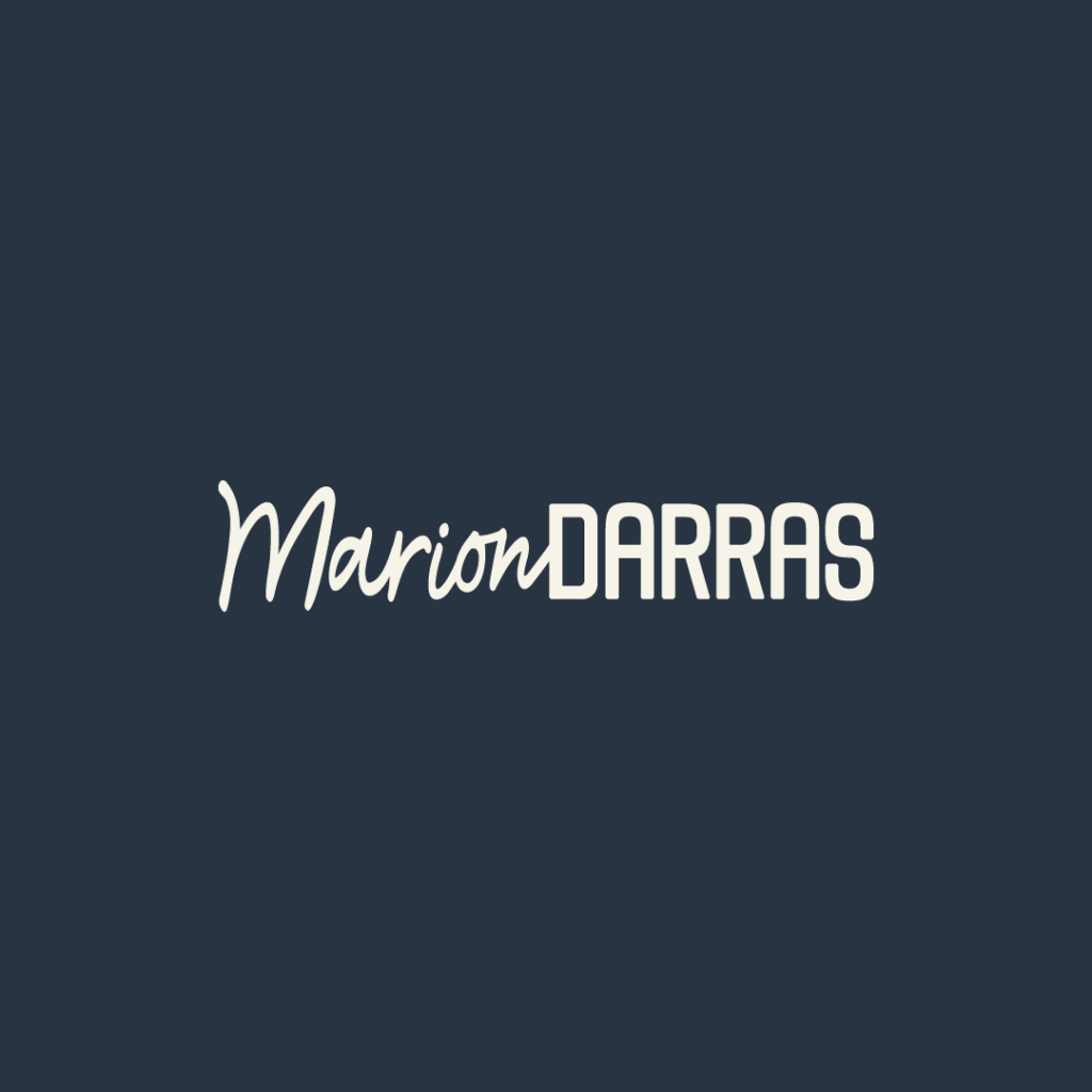Logotype horizontal de Marion Darras, rédactrice experte, exprimant clarté, rigueur et authenticité.