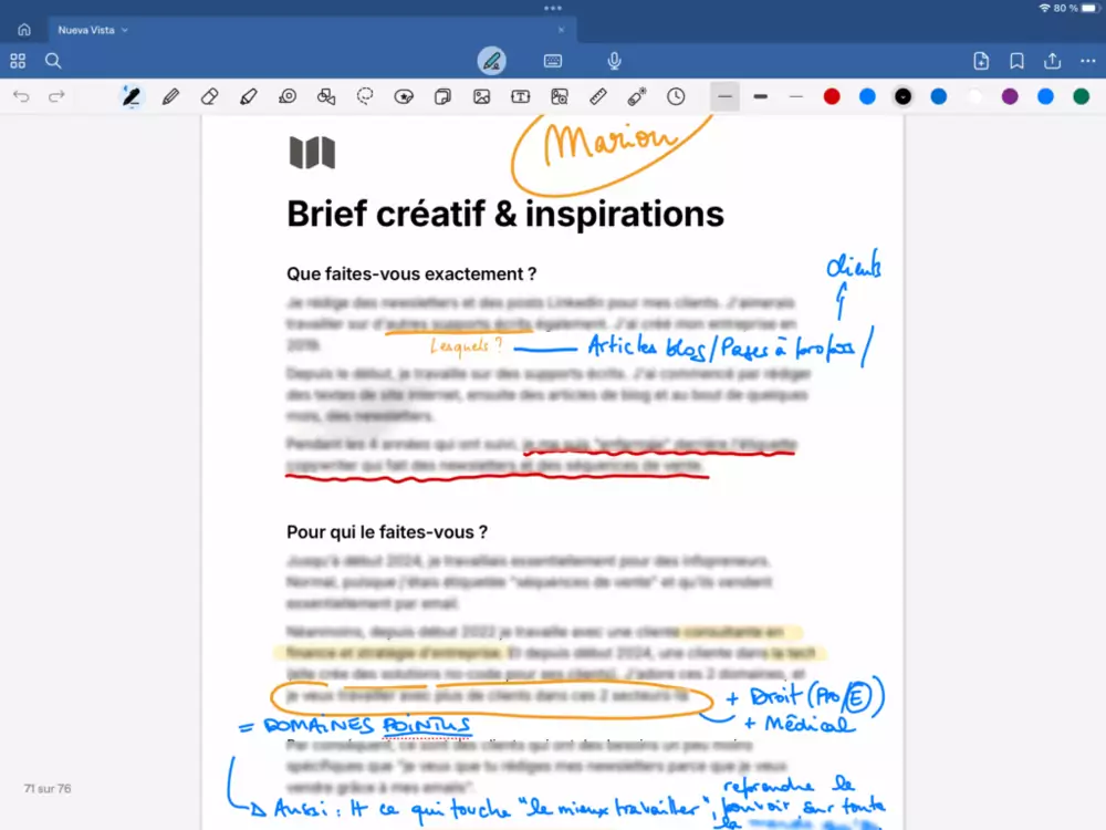 Brief créatif annoté sur tablette pendant l’entretien stratégique