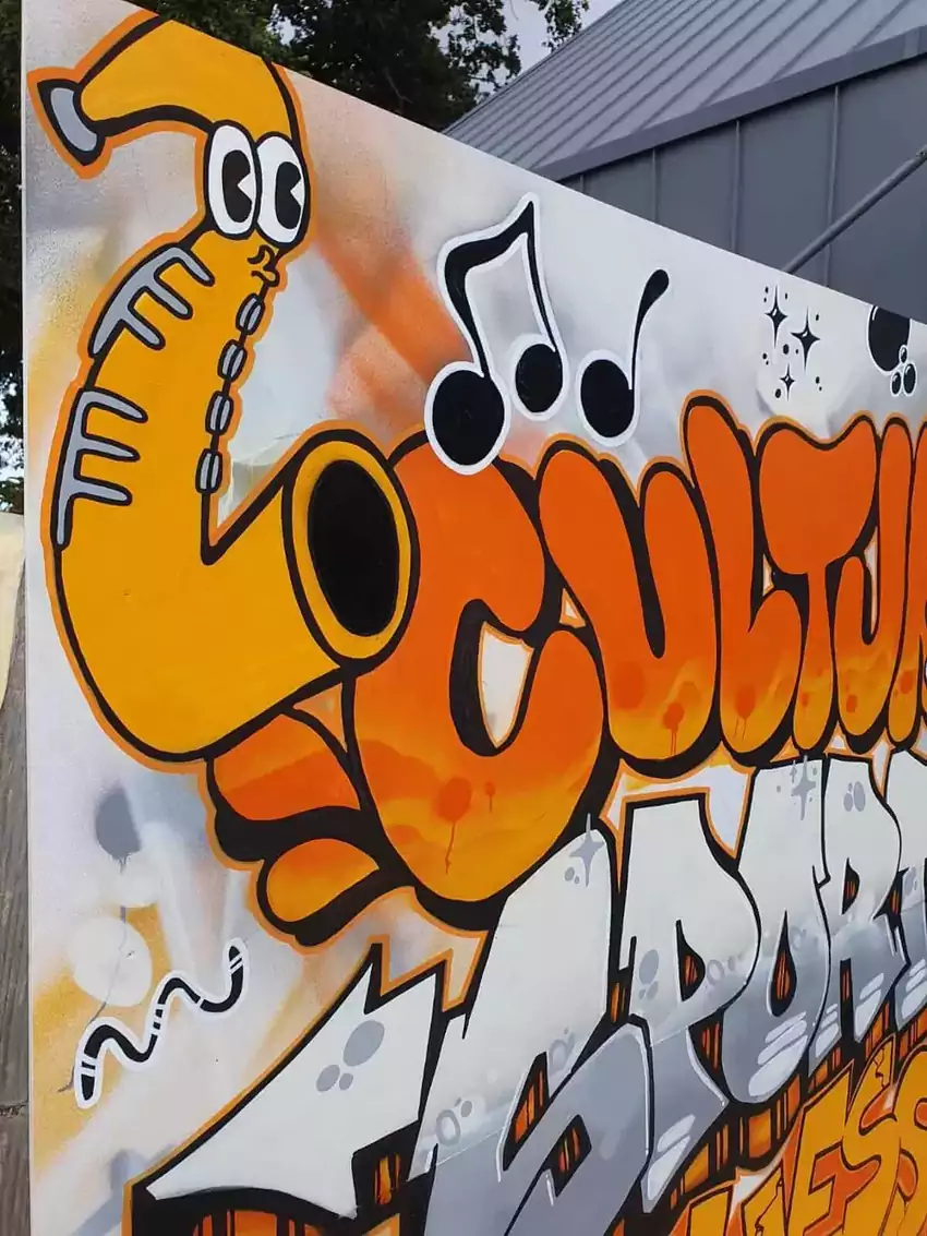 Fresque murale avec personnage saxophone et lettering peint a la main