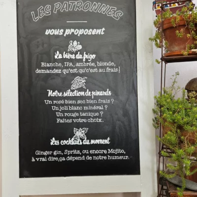 Dernière création réalisée au crayon craie Sharpie.
Passion ardoise de bistrot 😃
Celle-ci va vivre sous mon préau !
#chalklettering #signpainting #handmade #caen