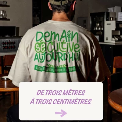 Quand je crée l'univers graphique d'un événement, la contrainte à laquelle je fais extrêmement attention dès le début c'est l'écart des tailles des supports utilisés.
Entre une banderole de trois mètres et un badge de trois centimètres, il faut que tout s'harmonise.
Sur ce projet, j'ai opté pour des couleurs bien contrastées, et surtout rien de trop fin nulle part. J'ai fait le choix de motifs répétés en damier, qui évoquent la Normandie : une vache, des fleurs de lin, un Neufchâtel, une pomme et un épi de blé.
Pour le bloc-marque, un lettrage fait main joyeux et vivant, qui se lit de près comme de loin.
C'était hyper satisfaisant de voir le résultat se déployer sur tous les supports du village événementiel : les gouttes d'eau, les kakémonos, les affiches, les banderoles, les badges...
#identitevisuelle #illustration #lettrage #agriculture #normandie