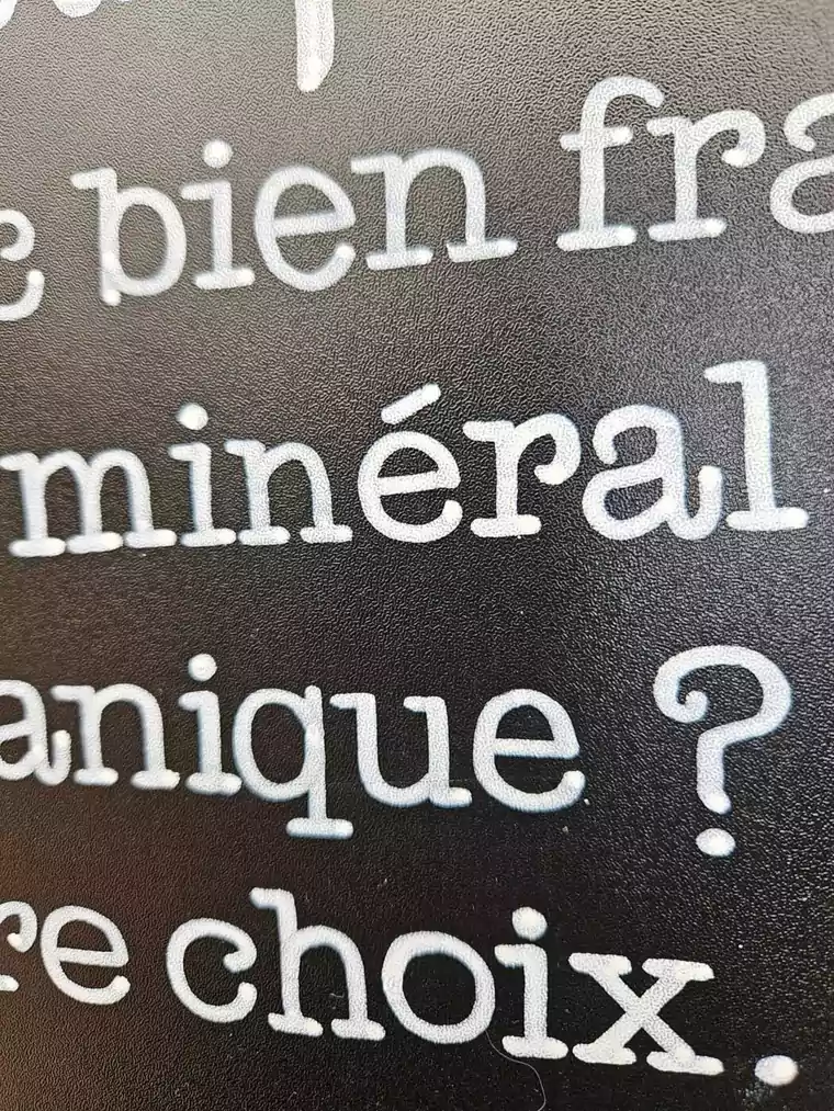 Détail du lettering et des illustrations de houblon peintes à la main sur l'ardoise Les Patronnes