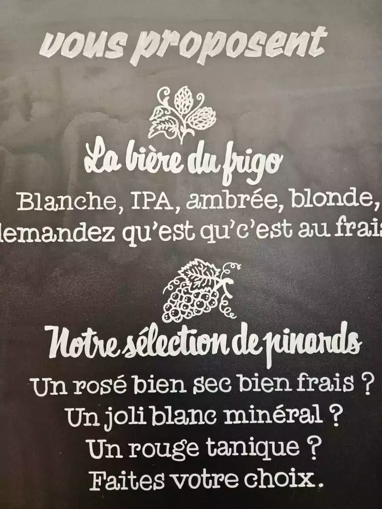 Lettering blanc peint a la main sur l ardoise, avec houblon et grappe de raisin