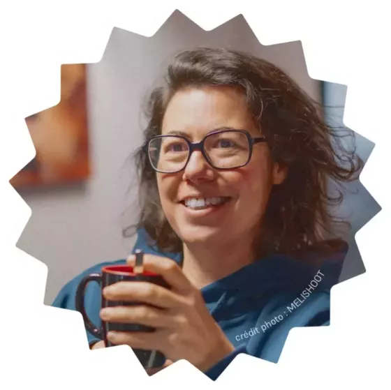 Portrait de Gaële Gerbaux détouré dans un badge en forme d'étoile