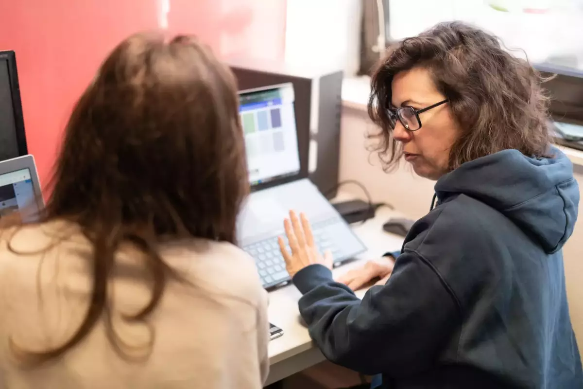 Gaële Gerbaux en séance de travail avec une cliente devant les écrans de son studio